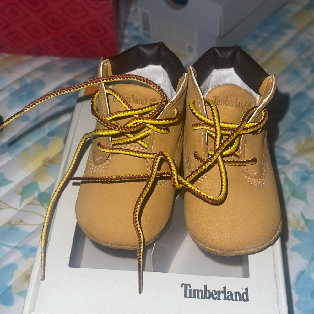 COPY - BOYS TIMBERLAND CRIB BOOTIE WITH HAT SET INFANT